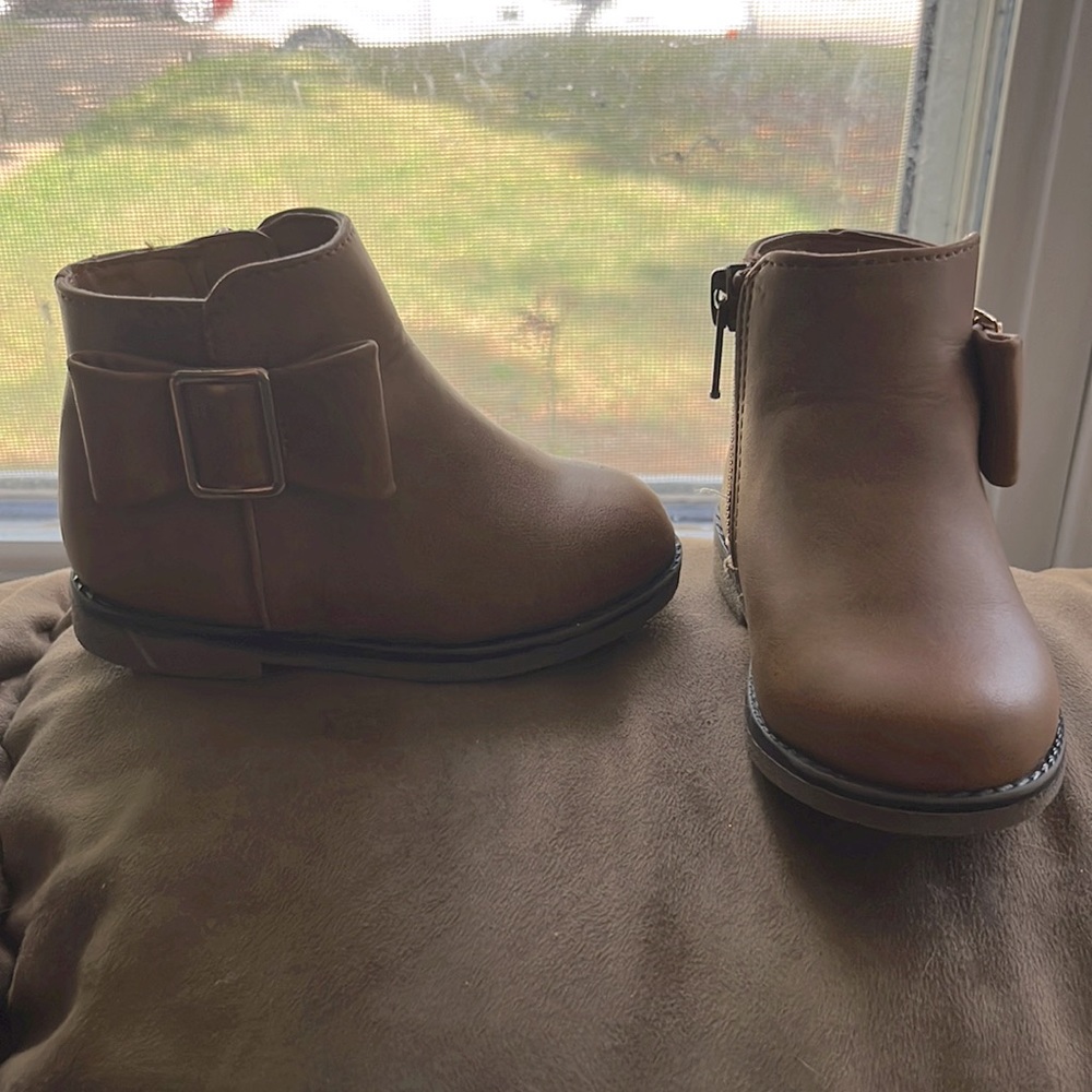 Infant fall ankle booties with bow detail